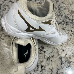 Mizuno White and Gold Athletic Shoes